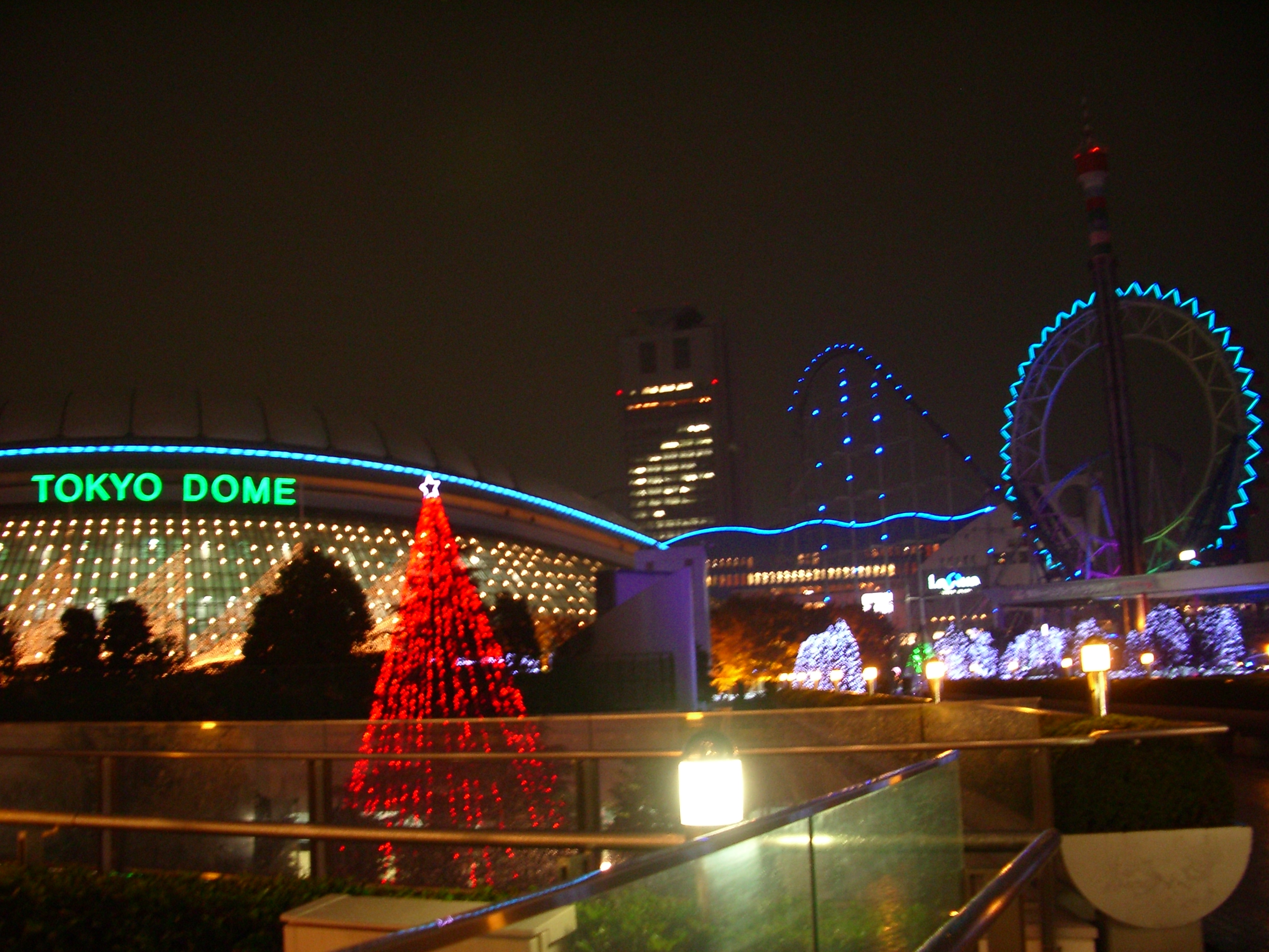 クリスマスイルミネーション 東京ドームシティ 色の変わるツリー 旅行と本